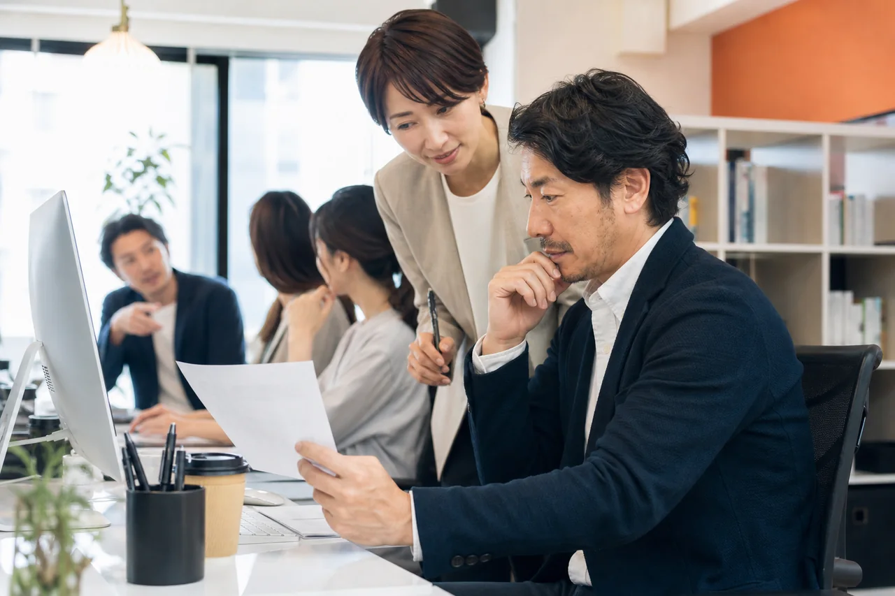 専門家確認と視聴者反応を次へ戻すを実務で進める様子